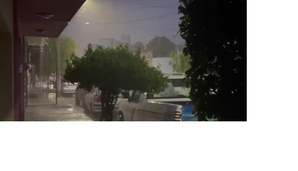 $!Cae fuerte lluvia y tormenta eléctrica en Escuinapa y Rosario; en Mazatlán empieza la llovizna