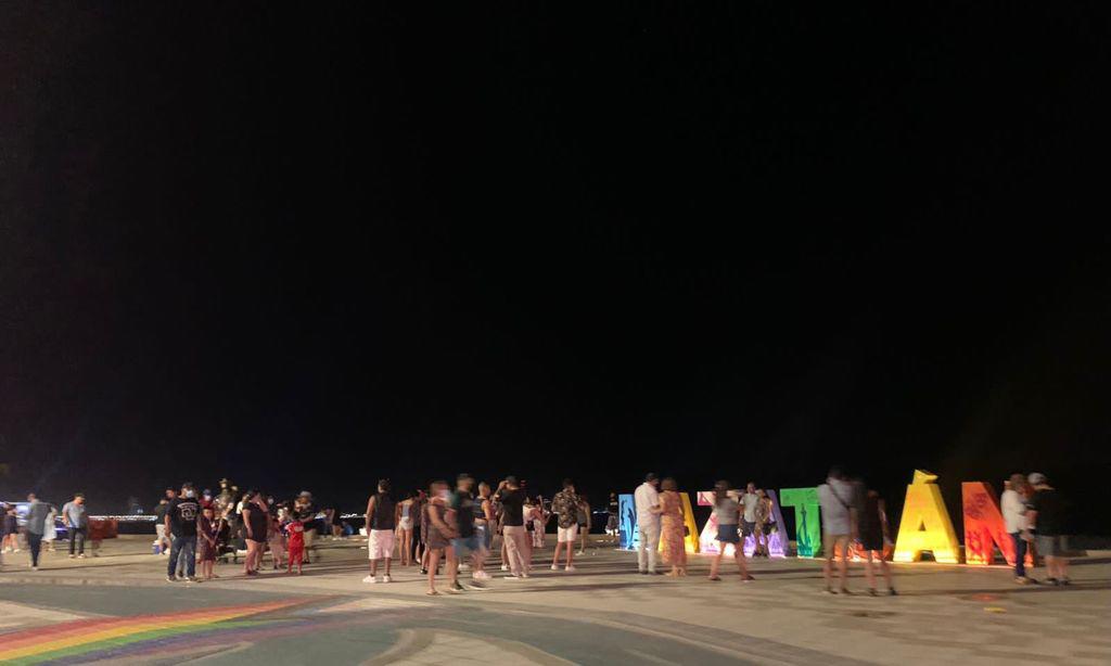 $!Se ‘olvidan’ de la pandemia en el malecón, antros y transporte público de Mazatlán