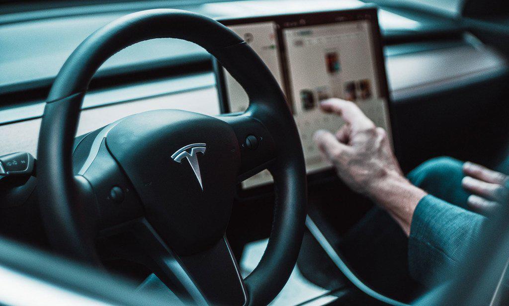 $!Las compañías de automóviles como Tesla usan cada vez más la inteligencia artificial para el control de vehículos.