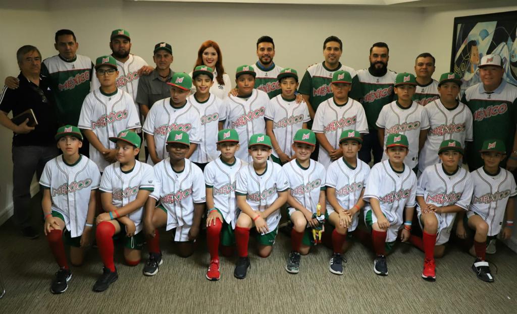 $!La selección mexicana U-10 recibe sus uniformes