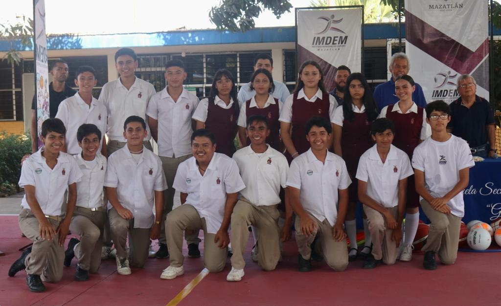 $!Entregan premio a la mejor escuela de la Olimpiada Deportiva Estudiantil