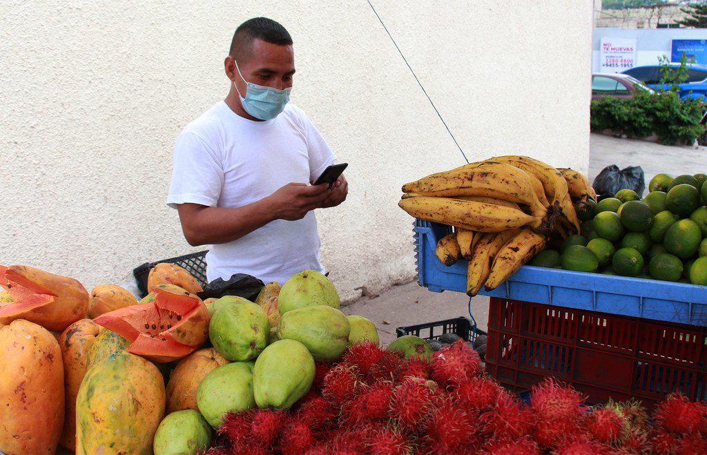 $!Hombre vendiendo en su puesto de verduras en Tegucigalpa, Honduras.