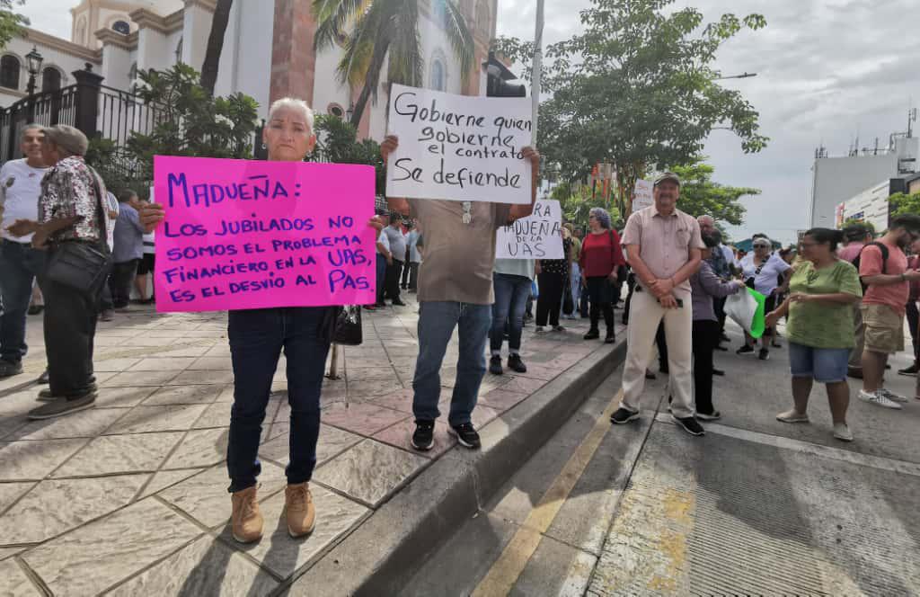 $!Llevan jubilados de la UAS manifestación a la avenida Obregón en Culiacán