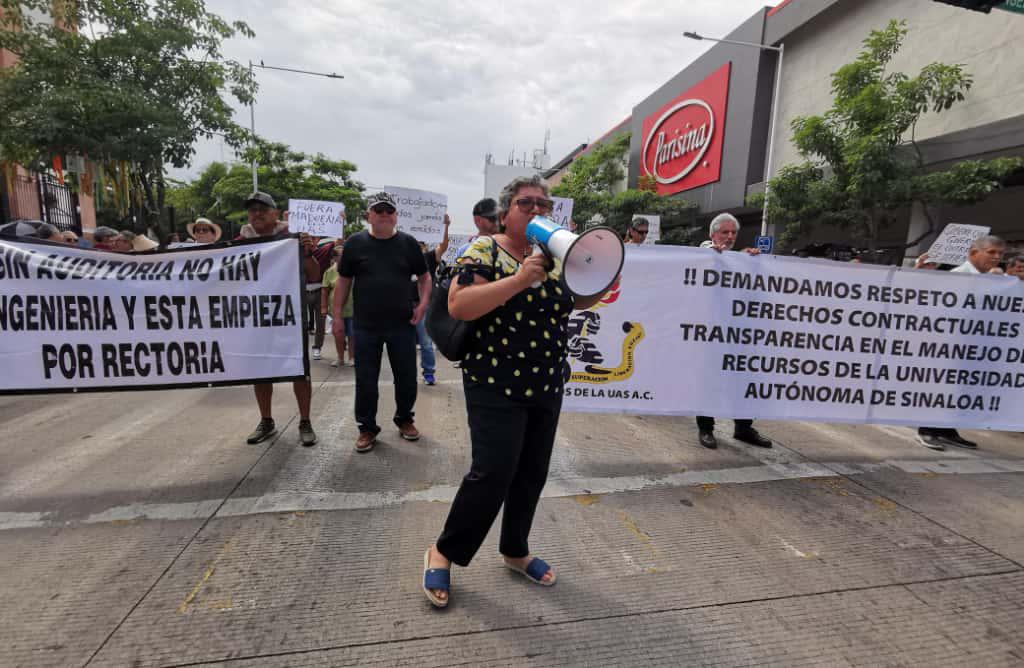 $!Llevan jubilados de la UAS manifestación a la avenida Obregón en Culiacán