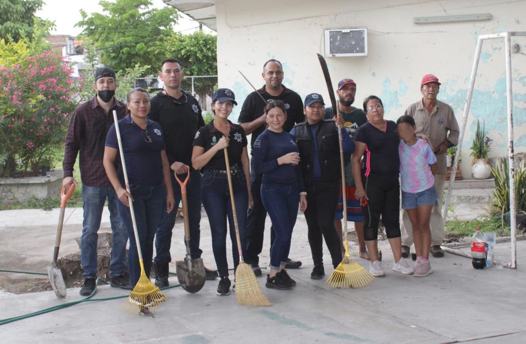 $!Policía mazatleca limpia y reforesta primaria en Colonia La Sirena