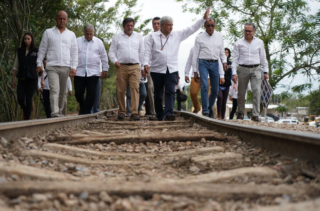 $!El Presidente recorre un tramo de vía en la selva chiapaneca.