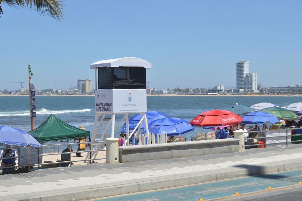 $!Policía de Mazatlán instala módulos para niños extraviados y puestos de vigilancia en playas