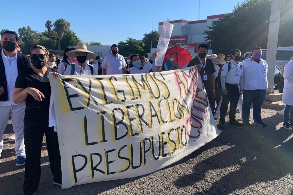 $!Estalla conflicto estatal en Salud; trabajadores por contrato exigen bases