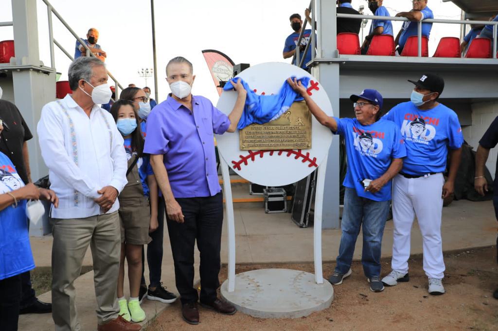 $!El Gobernador inaugura el estadio en La Higuerita.