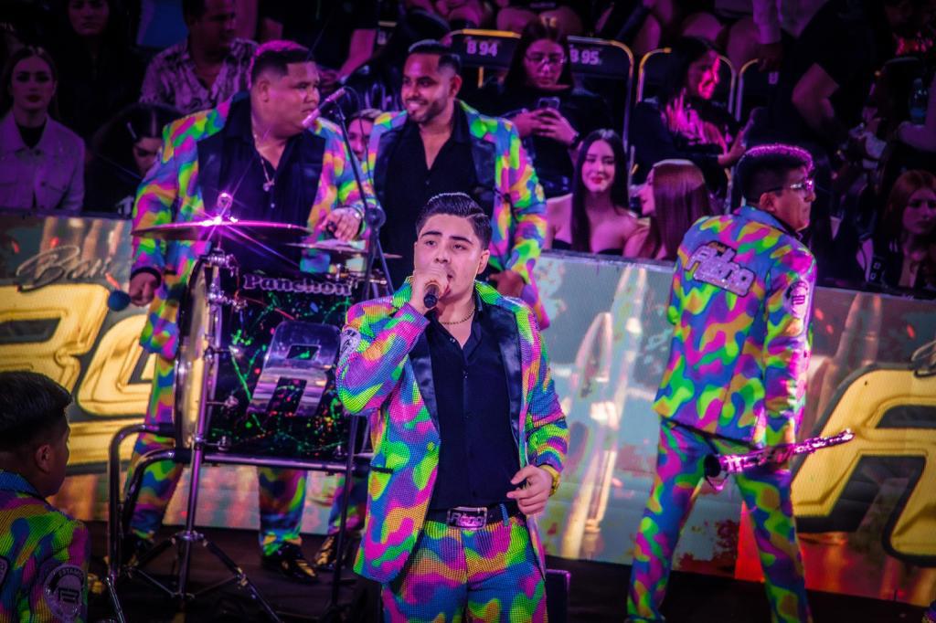 $!Banda La Reno abrió la noche deleitando a los asistentes con un repertorio que incluyó éxitos.