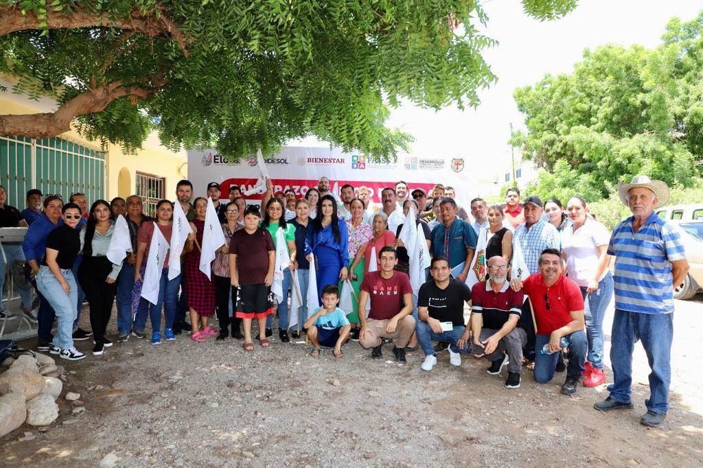 $!Vecinos beneficiados con la obra se toman la foto con la Alcaldesa Ana Karen Val Medina.