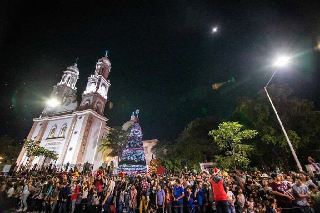 $!Llega la magia de la Navidad a Culiacán con vistoso desfile