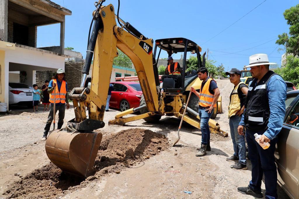 $!Los trabajos incluyen la instalación de 8 lámparas de alumbrado público tipo led, sustitución de línea de agua potable, colocación de 23 tomas y descargas domiciliarias, y 3 pozos de visita.