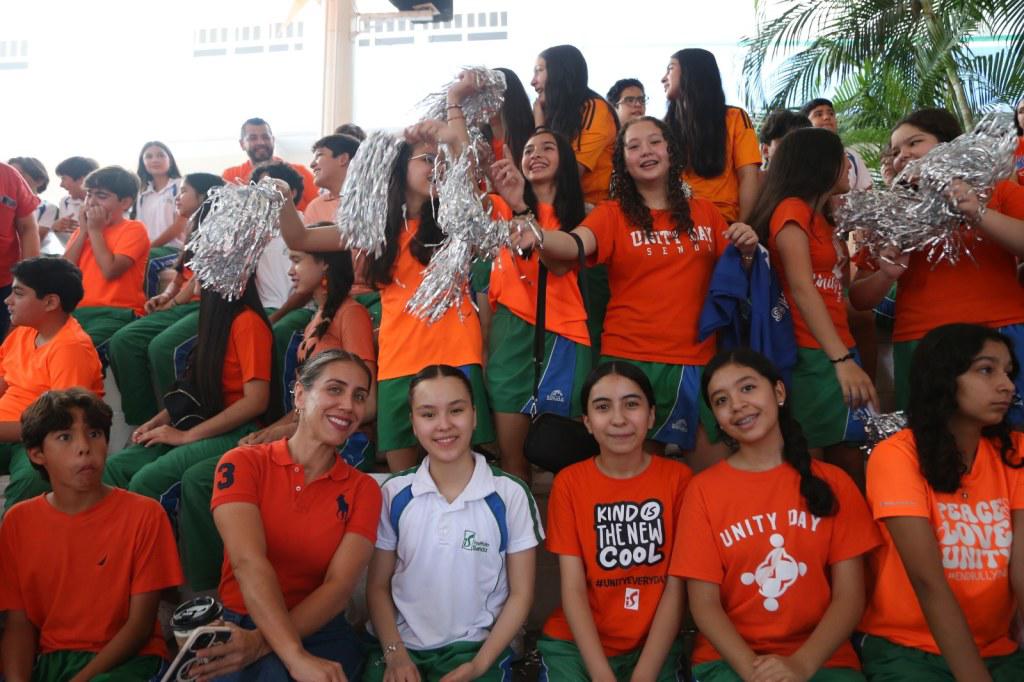 $!Alumnos de 2°A y B de secundaria acompañados de la maestra Cezia Félix, ponen ambiente en la porra.