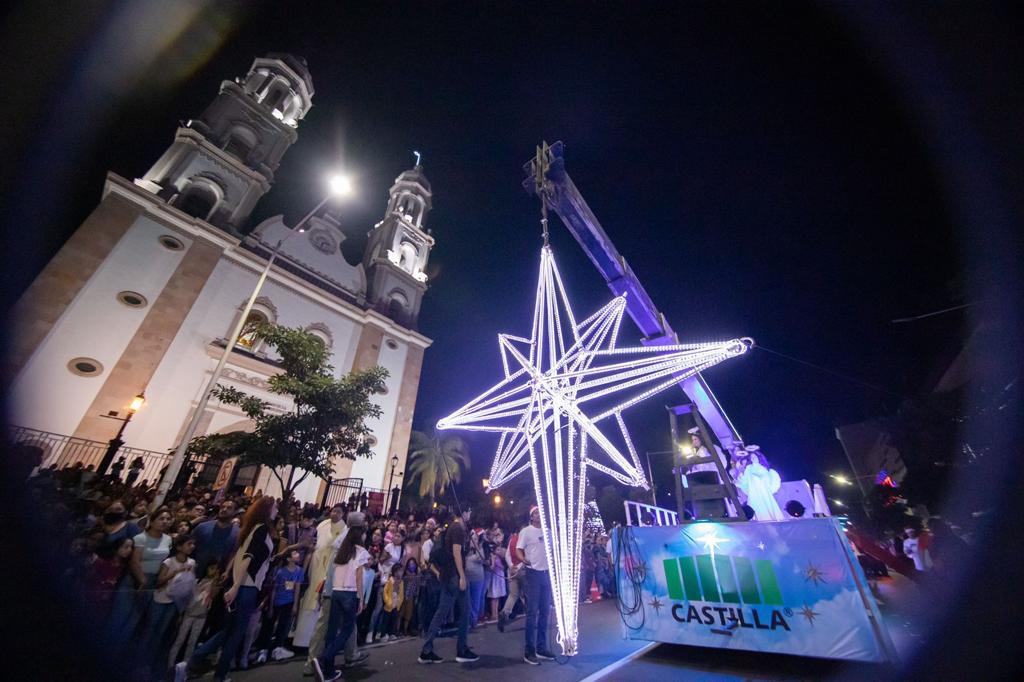 $!Llega la magia de la Navidad a Culiacán con vistoso desfile