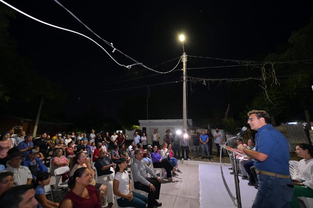 $!Pavimenta Ayuntamiento una calle en la Colonia Azteca de Mazatlán y un empresario dona la iluminación