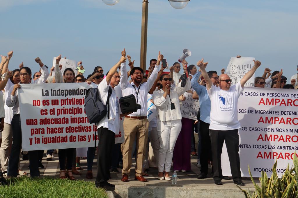 $!Protestan trabajadores del PJF en Mazatlán por reducción al presupuesto y a fideicomisos