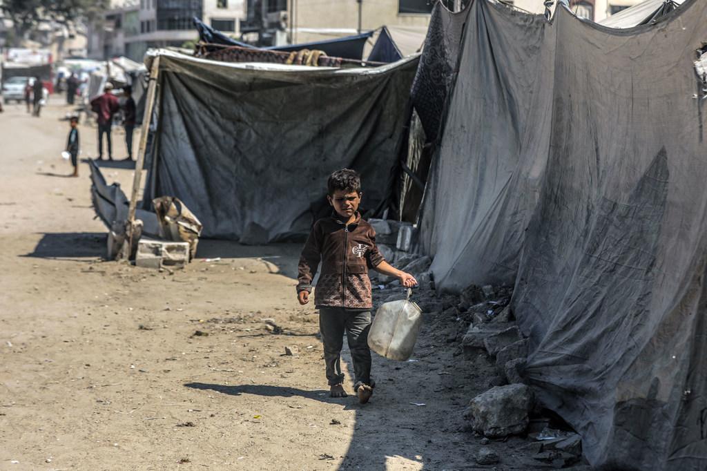 $!Un niño busca agua en la ciudad de Gaza.
