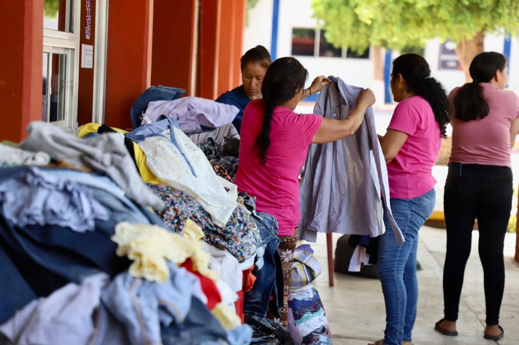 $!Promete Gobernador reparar pérdidas y dar seguridad a desplazados de Sinaloa municipio