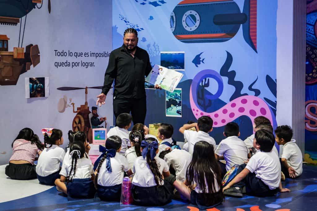 $!El cuentacuentos Juan Carlos Núñez cautivó a los pequeños con historias.