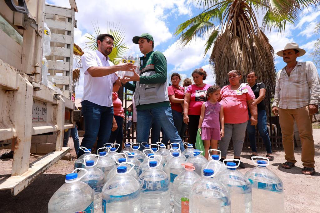 Entrega DIF Culiacán agua purificada en comunidades afectadas por la sequía