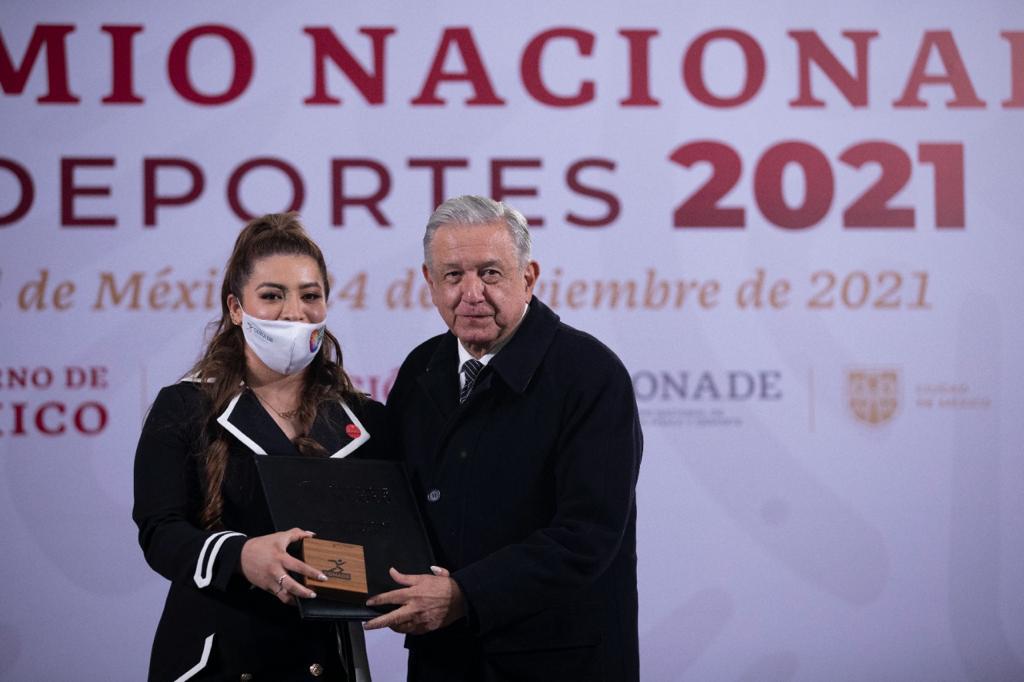 $!Sinaloenses Julio Urías y María Espinoza reciben el Premio Nacional de Deportes 2021