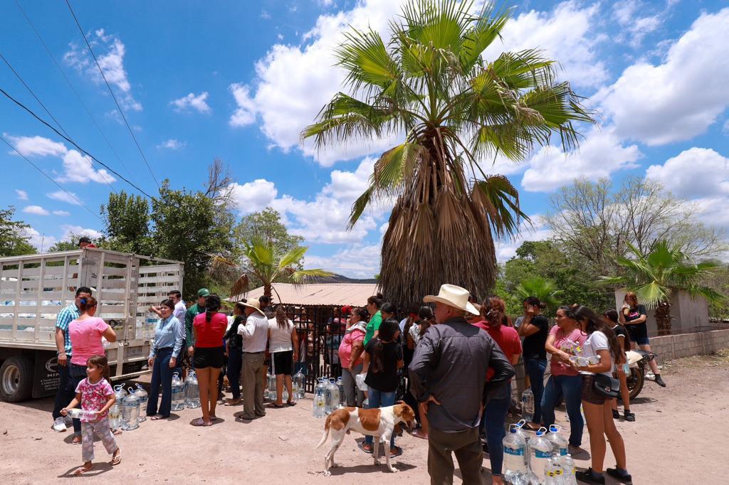 Entrega DIF Culiacán agua purificada en comunidades afectadas por la sequía