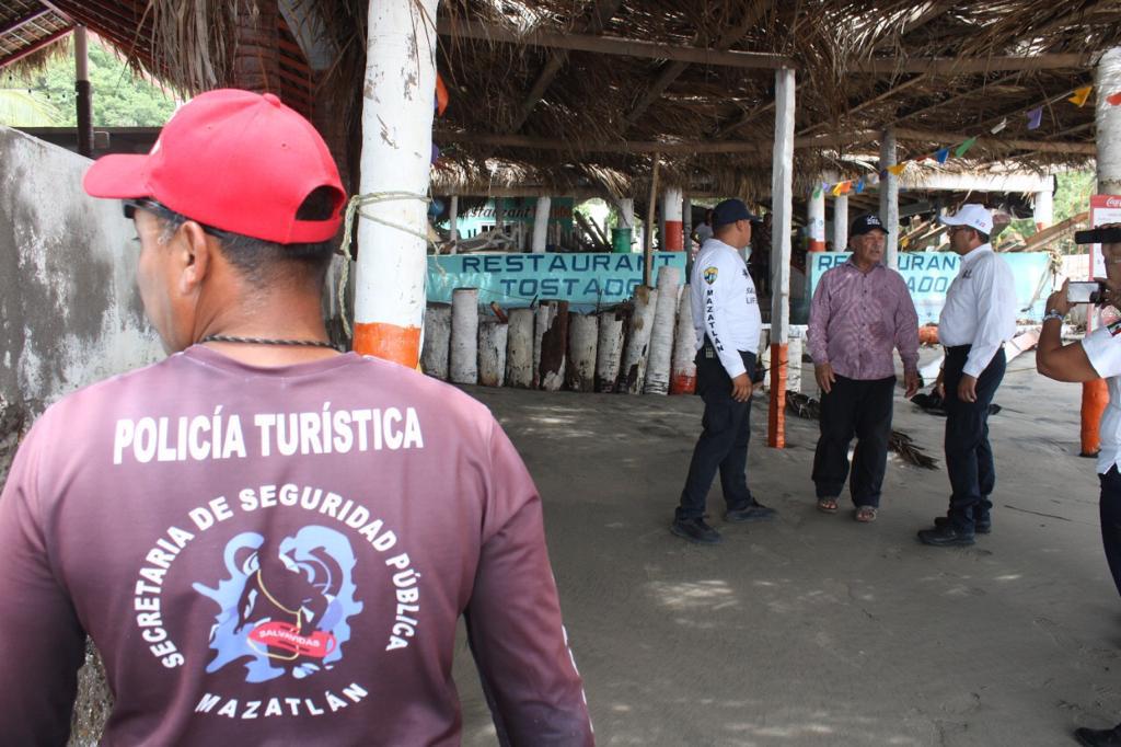 $!En la Isla de la Piedra los efectos de ‘Kay’ dañan 12 restaurantes y casi 200 paraguas, reporta Protección Civil