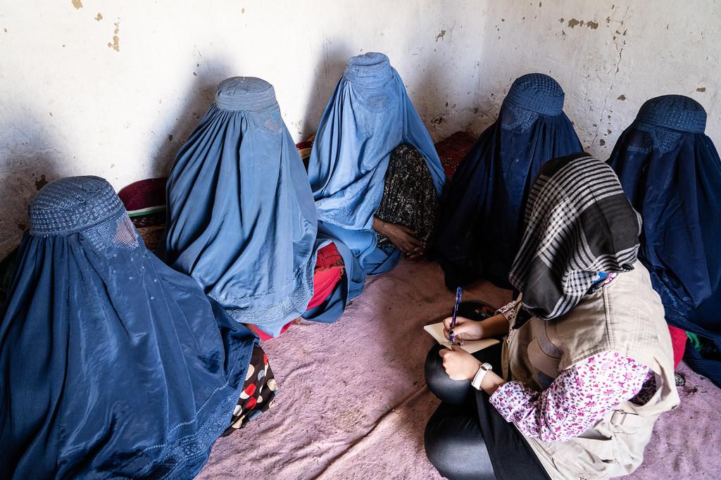 $!Una funcionaria de la Oficina de Naciones Unidas para la Coordinación de Asuntos Humanitarios reunida con mujeres desplazadas en el este de Afganistán.