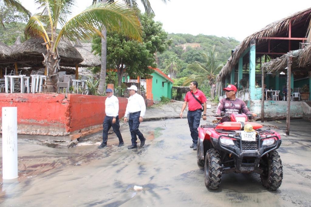 $!En la Isla de la Piedra los efectos de ‘Kay’ dañan 12 restaurantes y casi 200 paraguas, reporta Protección Civil