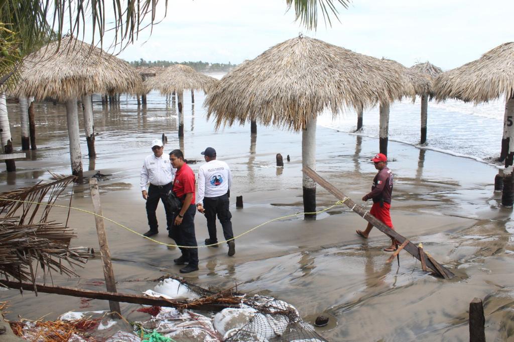 $!En la Isla de la Piedra los efectos de ‘Kay’ dañan 12 restaurantes y casi 200 paraguas, reporta Protección Civil