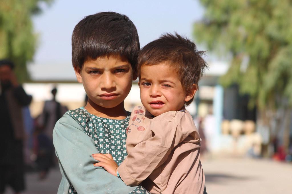 $!Un niño de cinco años sostiene a su hermano menor en un campo de desplazados en Kandahar, al sur de Afganistán.