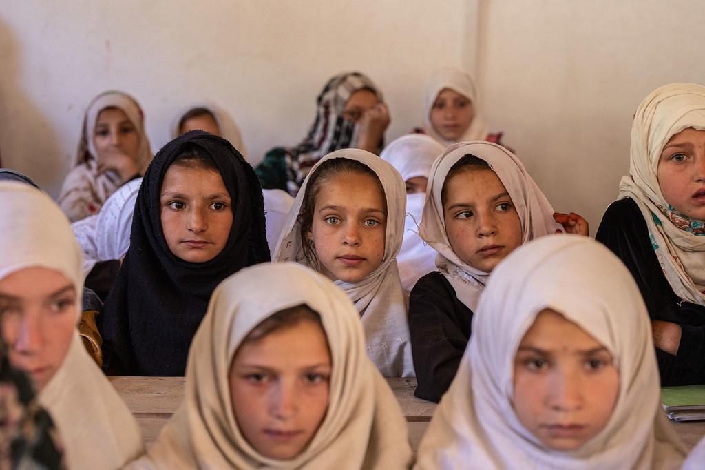 $!Un grupo de niñas de primaria sentadas en su clase en un instituto de la provincia afgana de Nuristán.