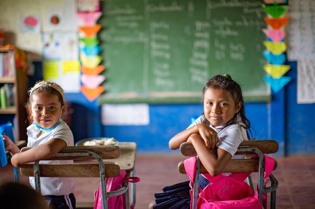 $!Dos niñas asisten a clase en la zona montañosa y empobrecida de Jinotega, Nicaragua.