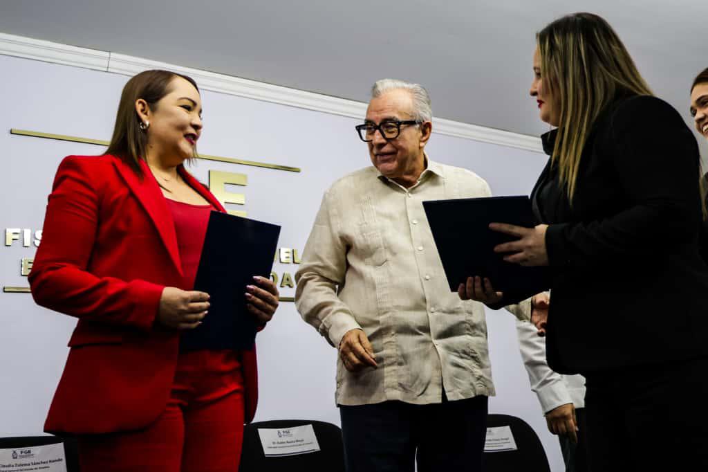 $!Entregan nombramientos a 69 nuevos agentes y peritos que se integran a la Fiscalía de Sinaloa