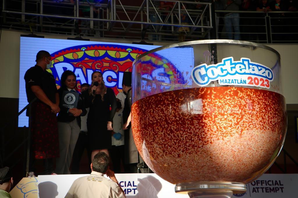 $!Mazatlán consigue el Récord Guinness del cóctel de camarón más grande del mundo
