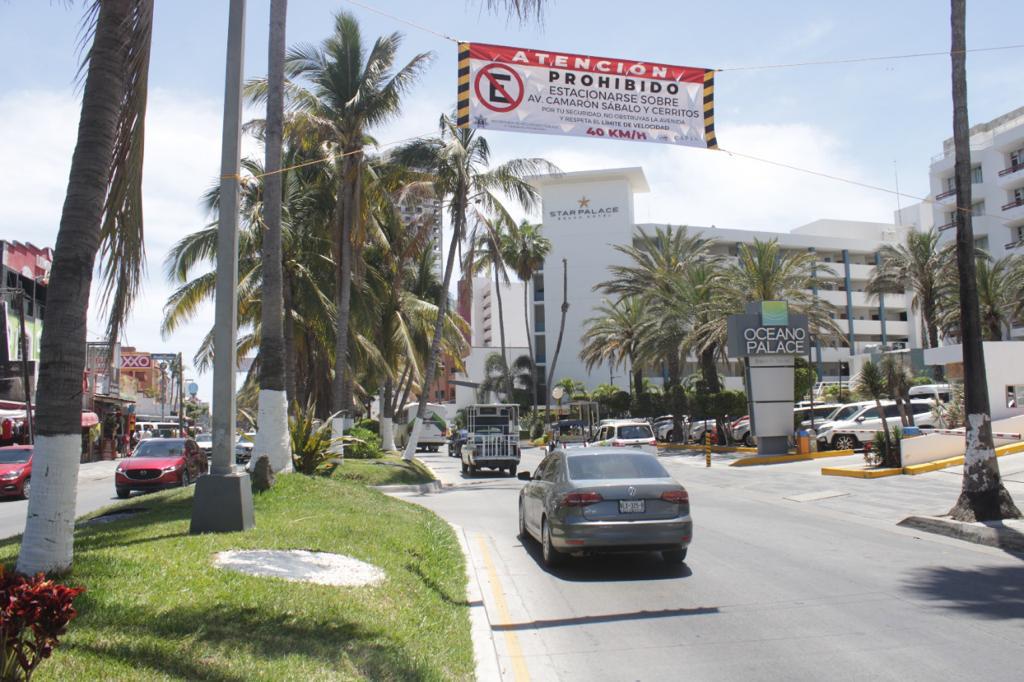 $!Prohíben estacionarse en la Camarón Sábalo, en Mazatlán