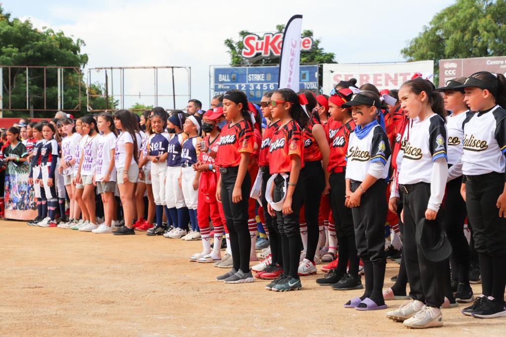 $!Martha Lizárraga es homenajeada al inaugurarse Nacional de Softbol Infantil Femenil