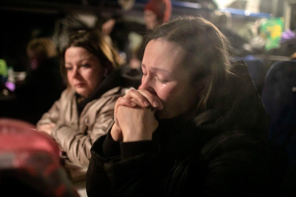 $!Un residente de Kiev espera para salir de la ciudad con su familia, en dirección a Lviv.