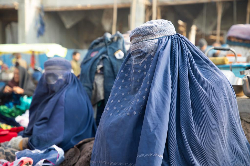 $!Mujeres veniendo sus pertenecencias en la provincia afgana de Balkh.