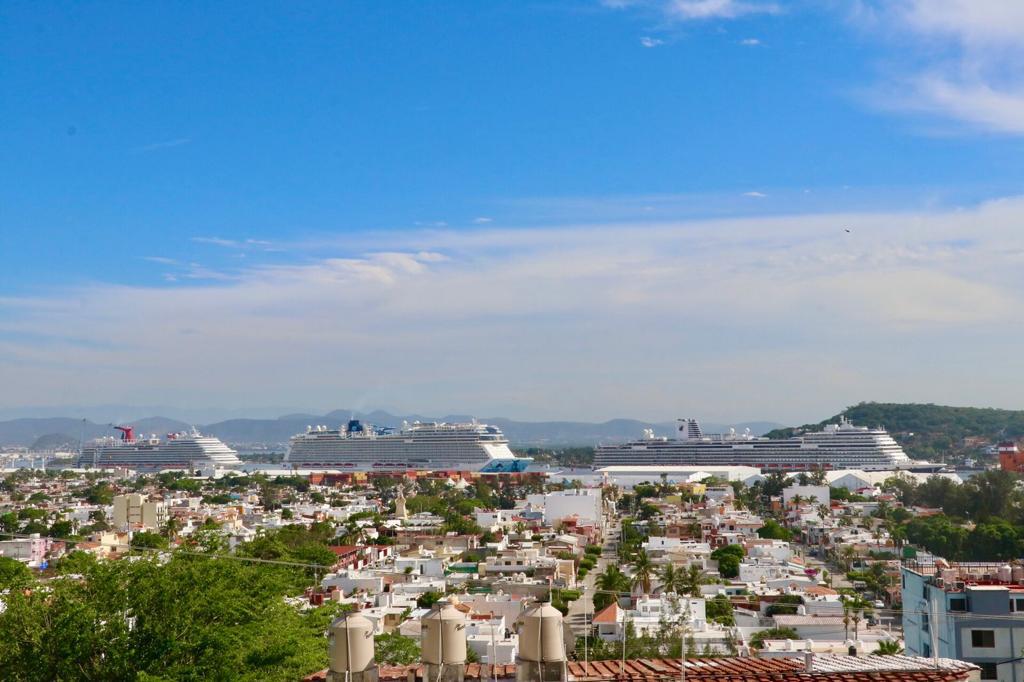 $!Mazatlán recibe este miércoles a más de 15 mil personas en tres cruceros