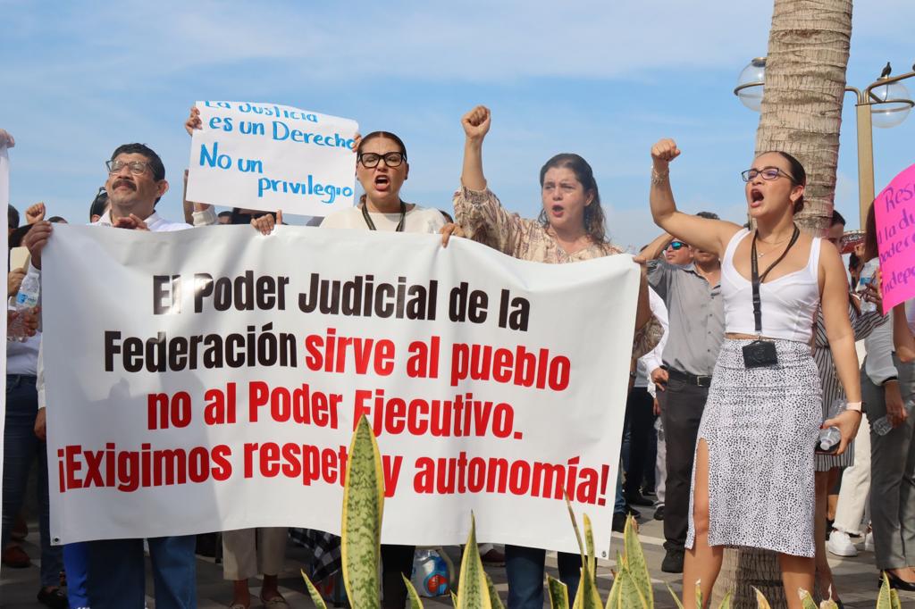 $!Protestan trabajadores del PJF en Mazatlán por reducción al presupuesto y a fideicomisos