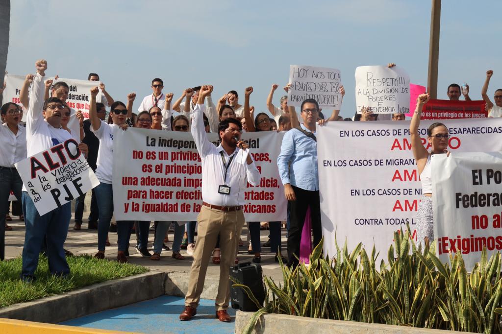 $!Protestan trabajadores del PJF en Mazatlán por reducción al presupuesto y a fideicomisos
