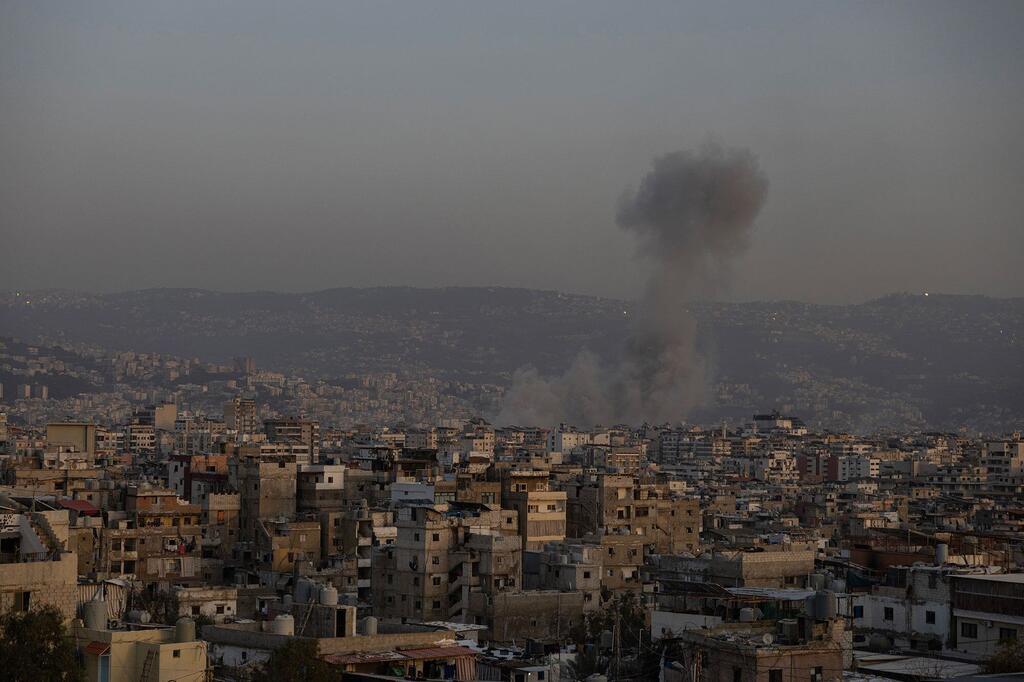 $!El humo se eleva tras un bombardeo en el barrio de Dahieh de Beirut, en el Líbano.