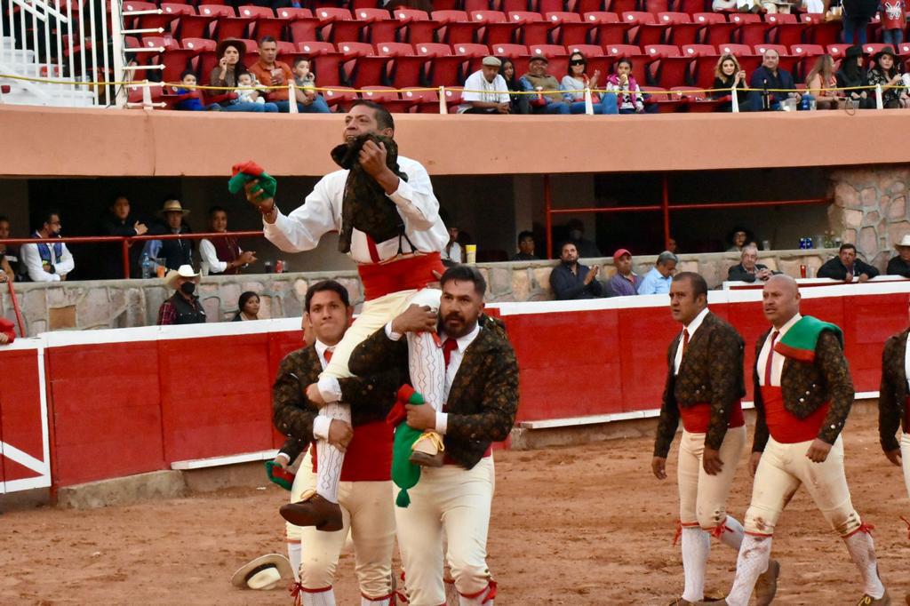 $!Forcado mazatleco Adán Flores ejecuta la última ‘pega’