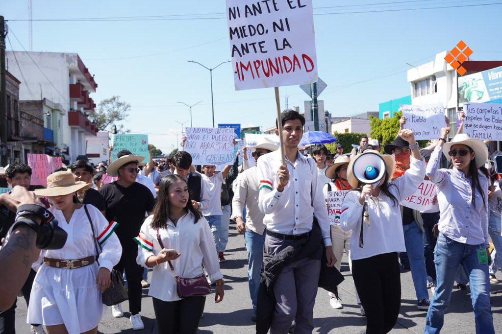 $!‘Justicia para Carlos Manzo’: estudiantes protestan en Uruapan y Morelia por asesinato de alcalde; suspenden clases