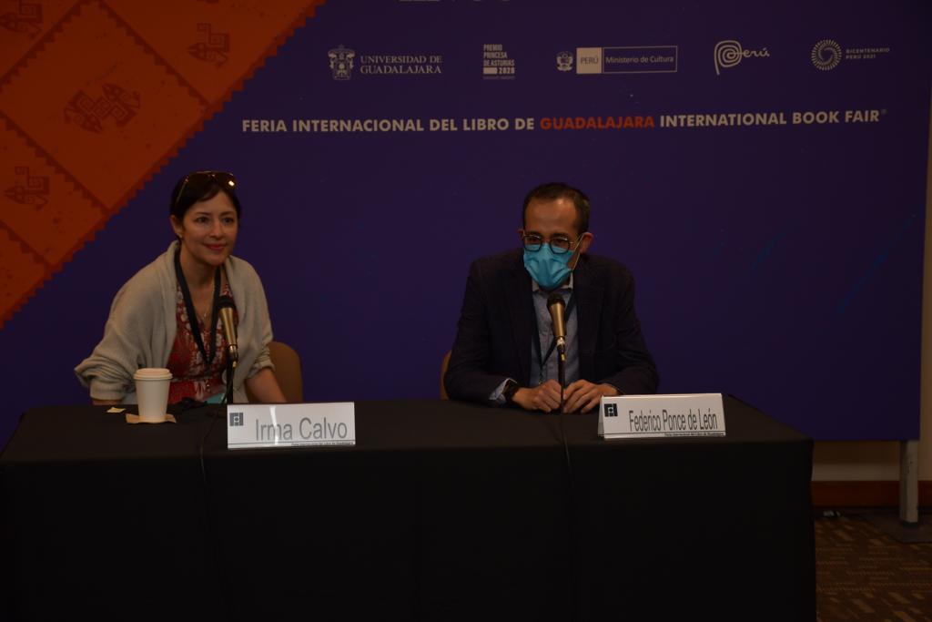 $!La escritora junto a que fue jurado en el Premio Valladolid a las Letras 2021, el editor Federico Ponce de León.