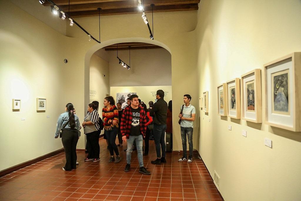 $!Los asistentes durante el recorrido por las exposiciones.