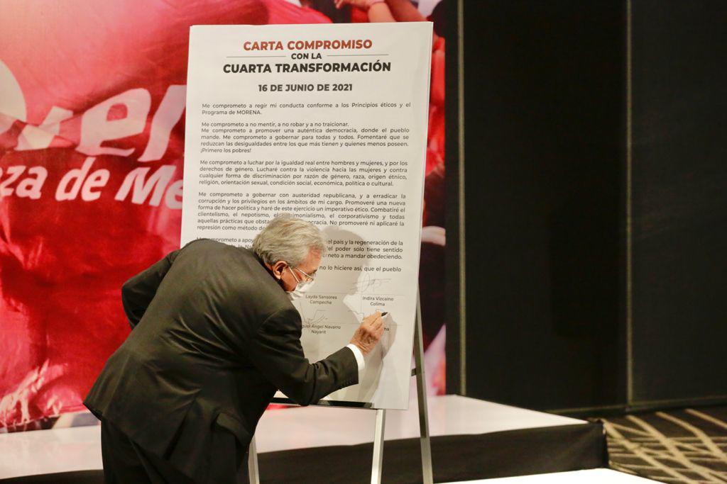 $!Rocha Moya firma carta compromiso con la Cuarta Transformación.