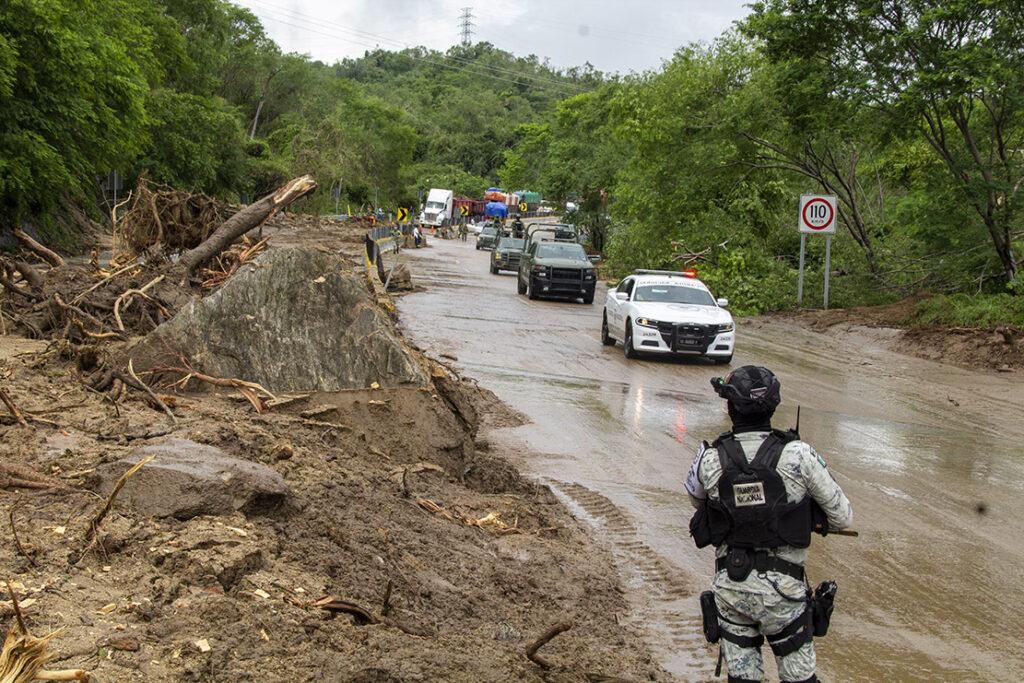 $!La Autopista del Sol y la carretera federal Acapulco-Chilpancingo sufrieron cortes y se suspendió la circulación vehicular desde la madrugada, cinco horas después de la embestida del huracán Otis.